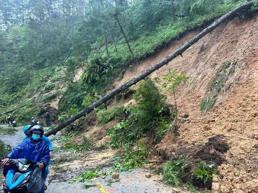 Hà Giang mưa lớn kéo dài gây ngập úng, nhiều tuyến đường sạt lở