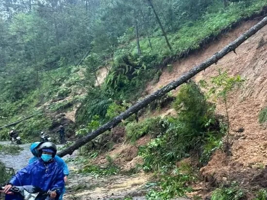 Hà Giang mưa lớn kéo dài gây ngập úng, nhiều tuyến đường sạt lở