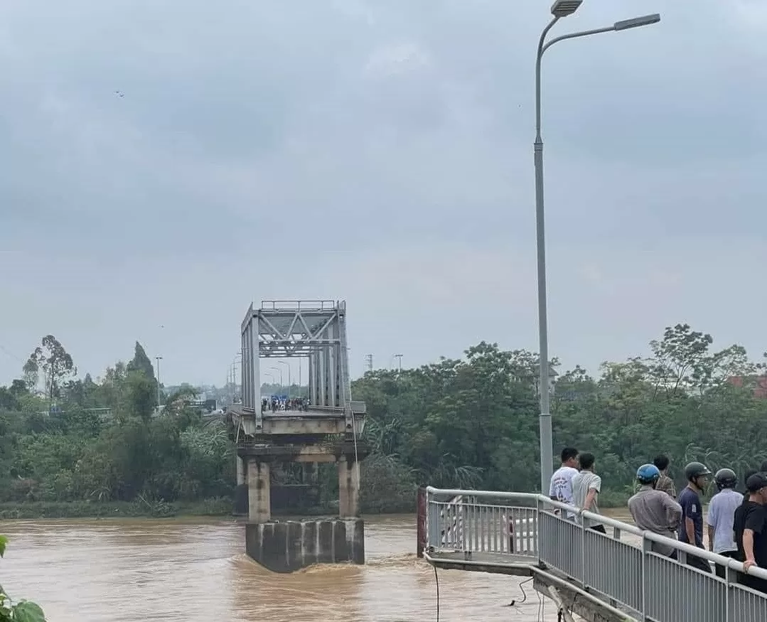 Phú Thọ: Sập cầu Phong Châu, giao thông tê liệt hoàn toàn