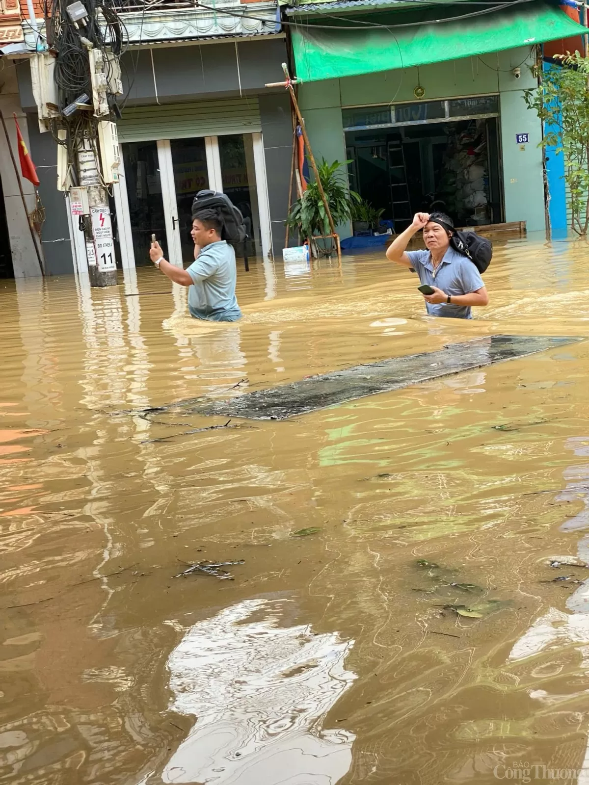 Thái Nguyên ngập sâu: Ô tô chìm trong biển nước, người dân chèo thuyền giữa phố