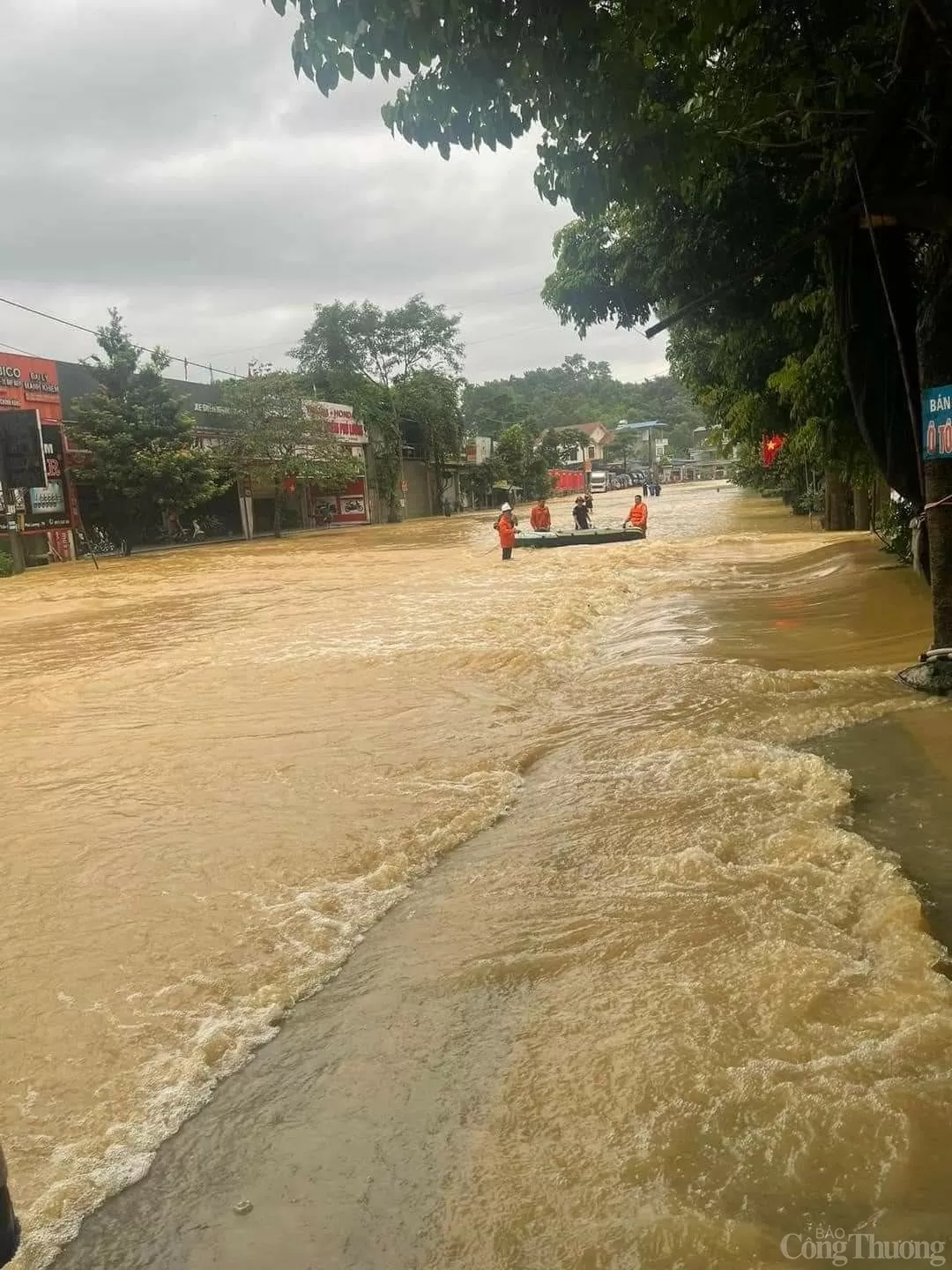 Thái Nguyên ngập sâu: Ô tô chìm trong biển nước, người dân chèo thuyền giữa phố