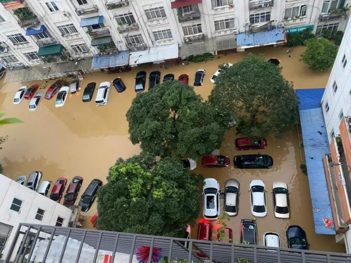 Thái Nguyên: Nước lũ tràn về, hàng trăm ô tô ở chung cư bị nhấn chìm