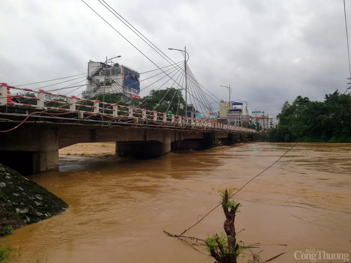 Thái Nguyên ngập sâu: Ô tô chìm trong biển nước, người dân chèo thuyền giữa phố