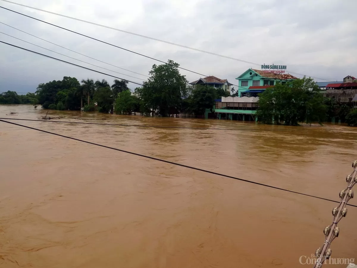 Thái Nguyên ngập sâu: Ô tô chìm trong biển nước, người dân chèo thuyền giữa phố