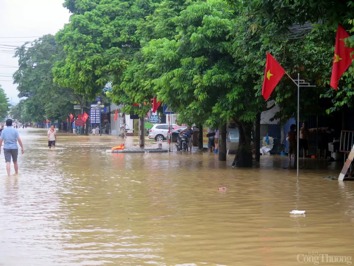 Thái Nguyên ngập sâu: Ô tô chìm trong biển nước, người dân chèo thuyền giữa phố