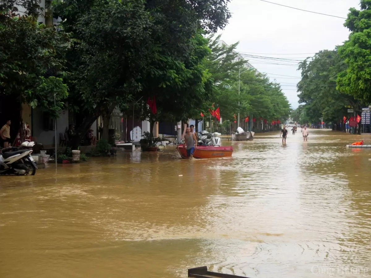 Thái Nguyên ngập sâu: Ô tô chìm trong biển nước, người dân chèo thuyền giữa phố