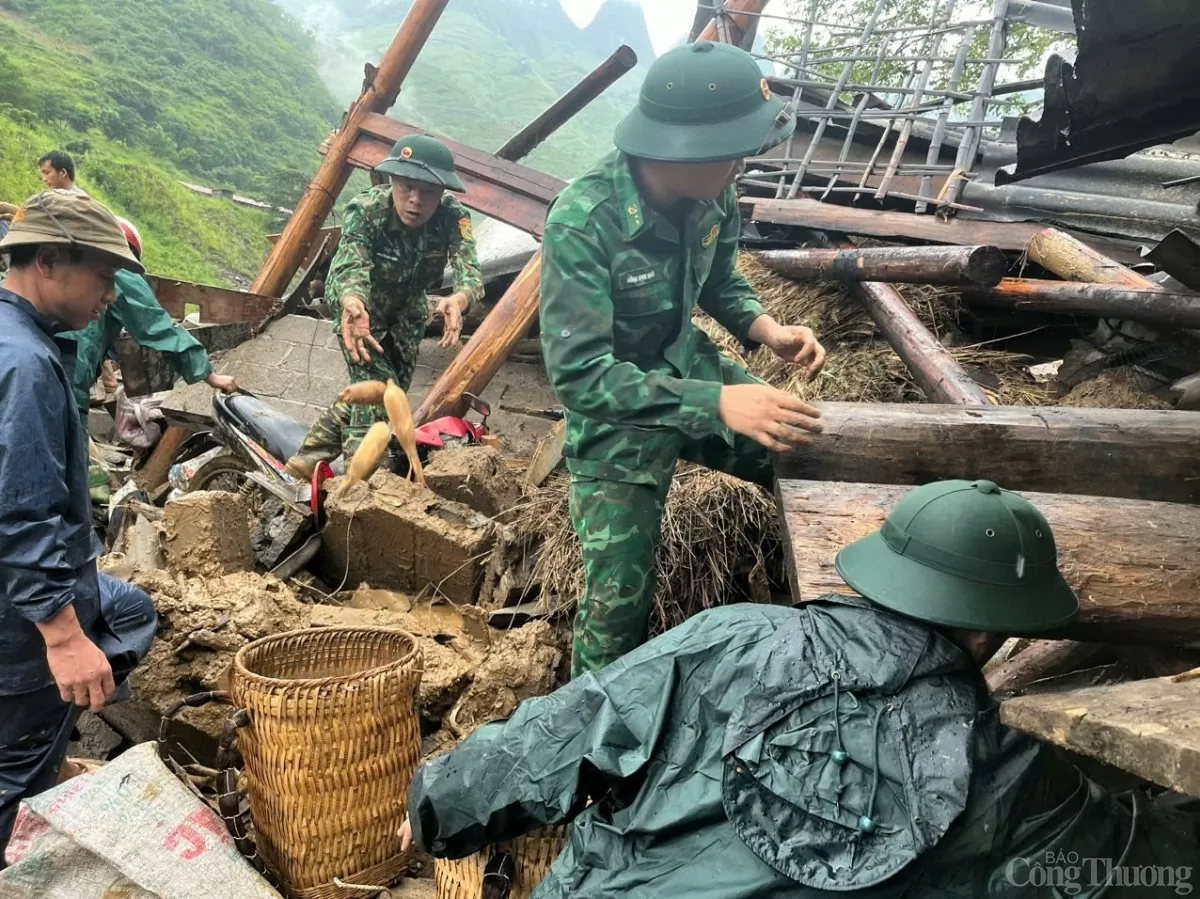 Bộ đội Biên phòng tỉnh Hà Giang hỗ trợ người dân khắc phục hậu quả mưa lũ