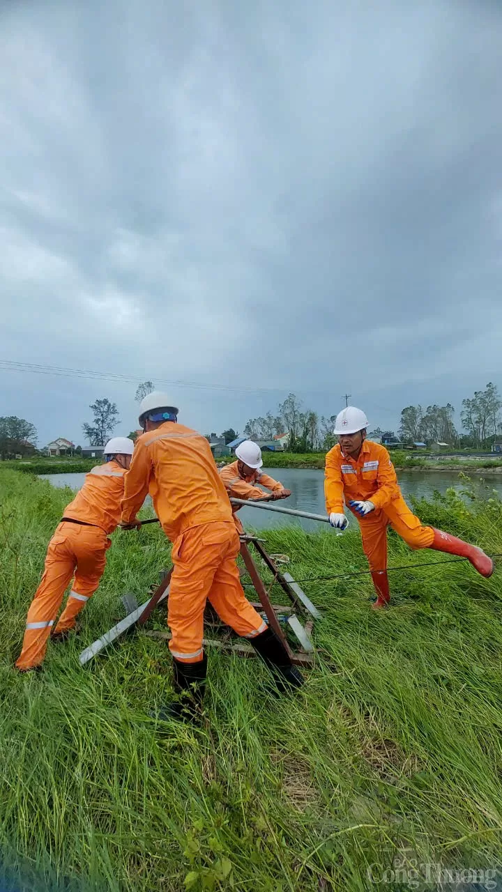 Điện lực 4 tỉnh tăng cường nhân lực cho Quảng Ninh khắc phục sự cố lưới điện