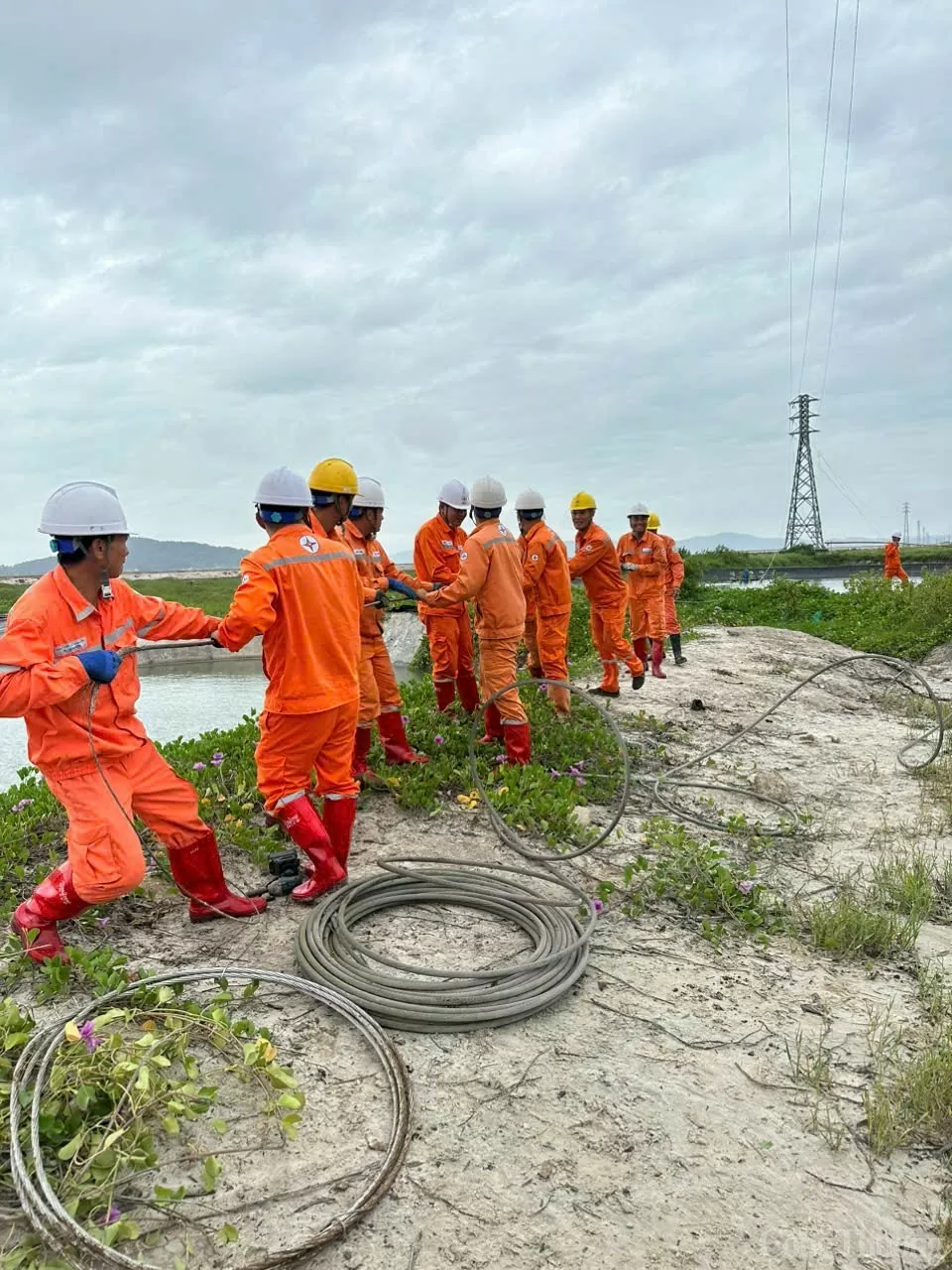 Điện lực 4 tỉnh tăng cường nhân lực cho Quảng Ninh khắc phục sự cố lưới điện