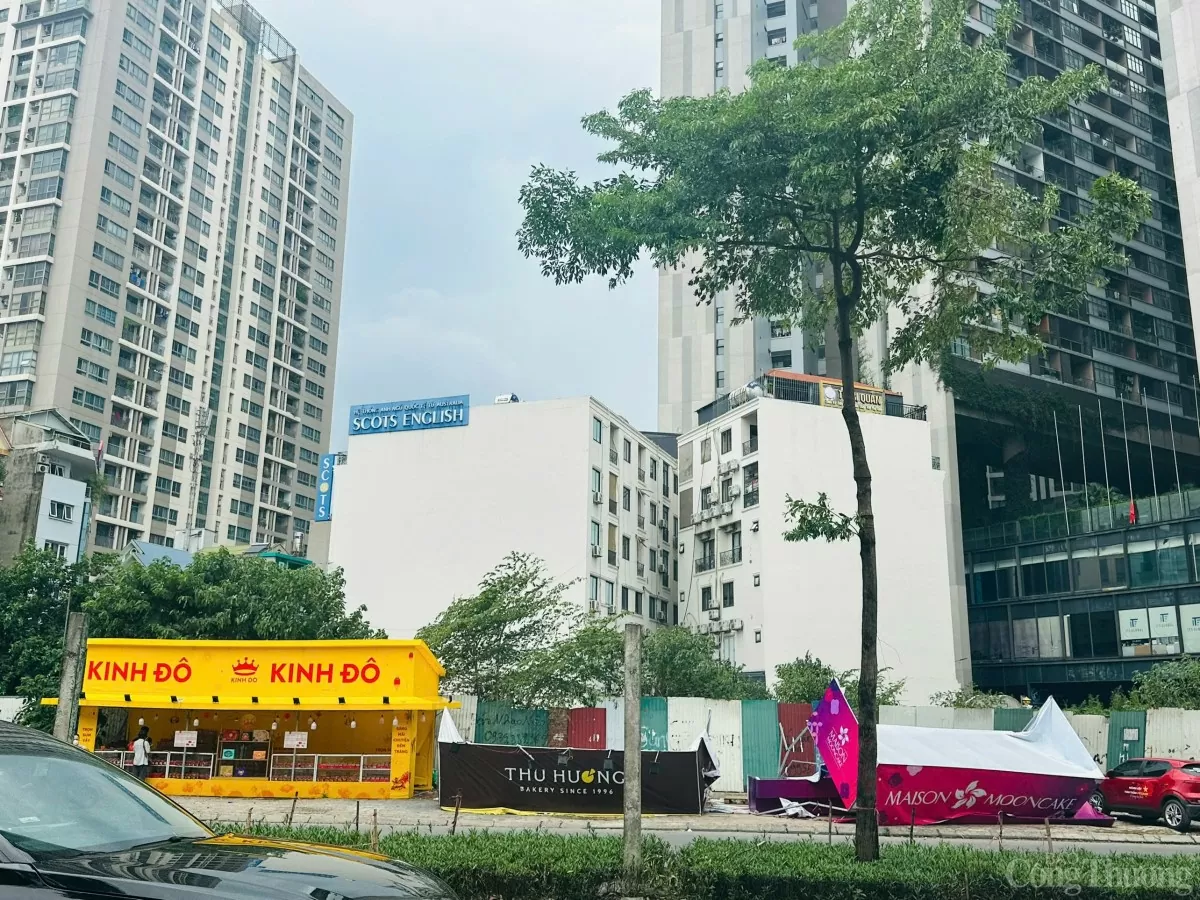 Hà Nội: Nhiều cửa hành bánh trung thu dựng lại khung rạp tiếp tục bán hàng sau bão số 3 Hà Nội: Nhiều cửa hành bánh trung thu dựng lại khung rạp tiếp tục bán hàng sau bão số 3