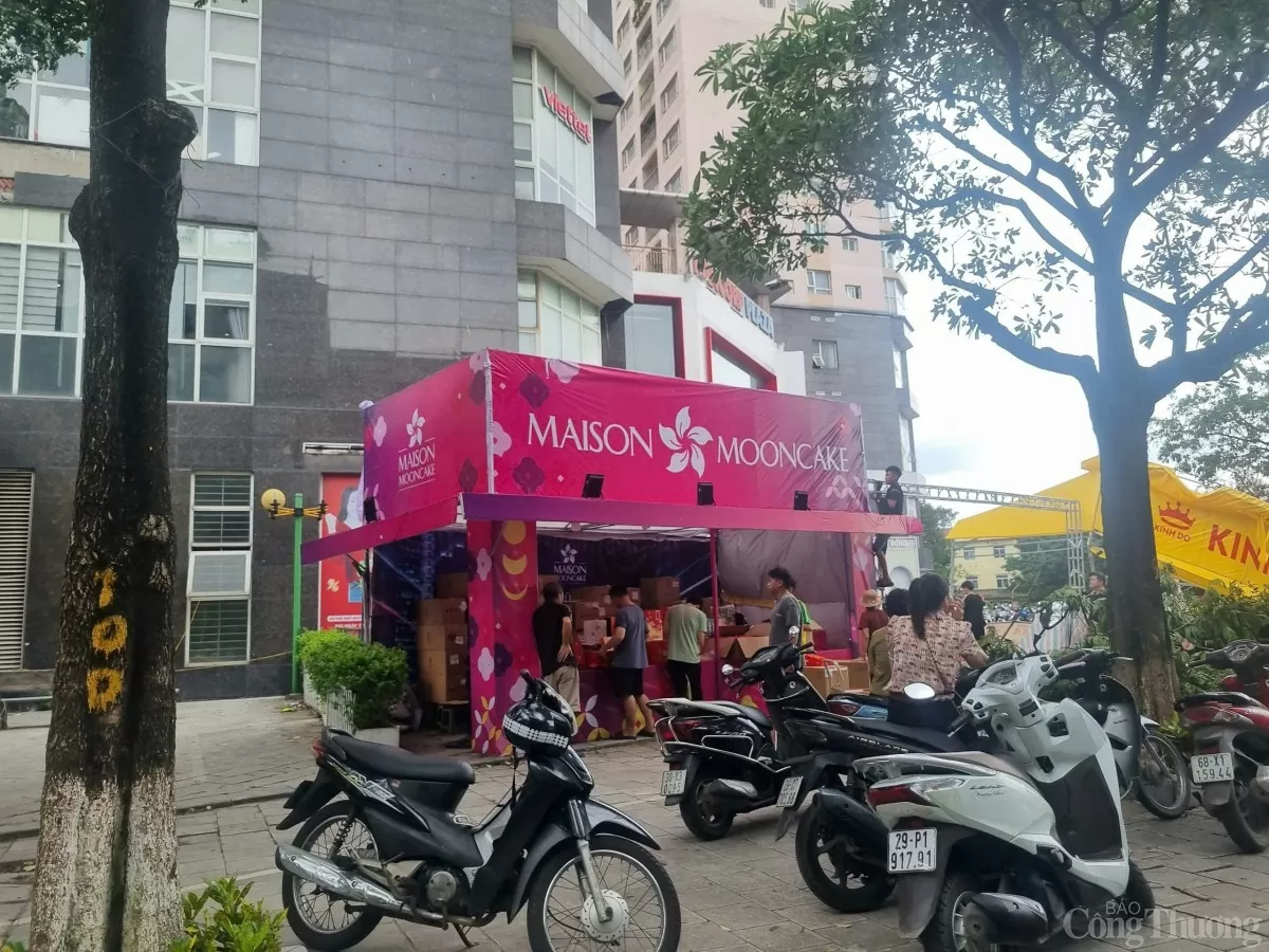 Hà Nội: Nhiều cửa hành bánh trung thu dựng lại khung rạp tiếp tục bán hàng sau bão số 3 Hà Nội: Nhiều cửa hành bánh trung thu dựng lại khung rạp tiếp tục bán hàng sau bão số 3
