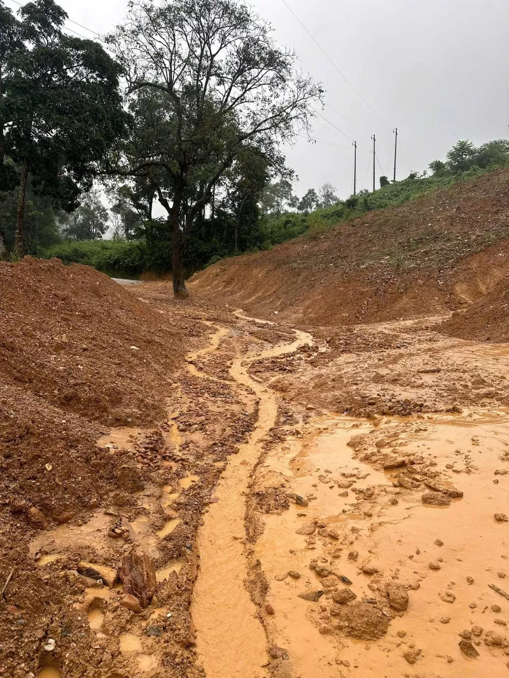 Điện Biên: Nỗ lực khắc phục nhiều tuyến đường giao thông bị sạt lở nghiêm trọng