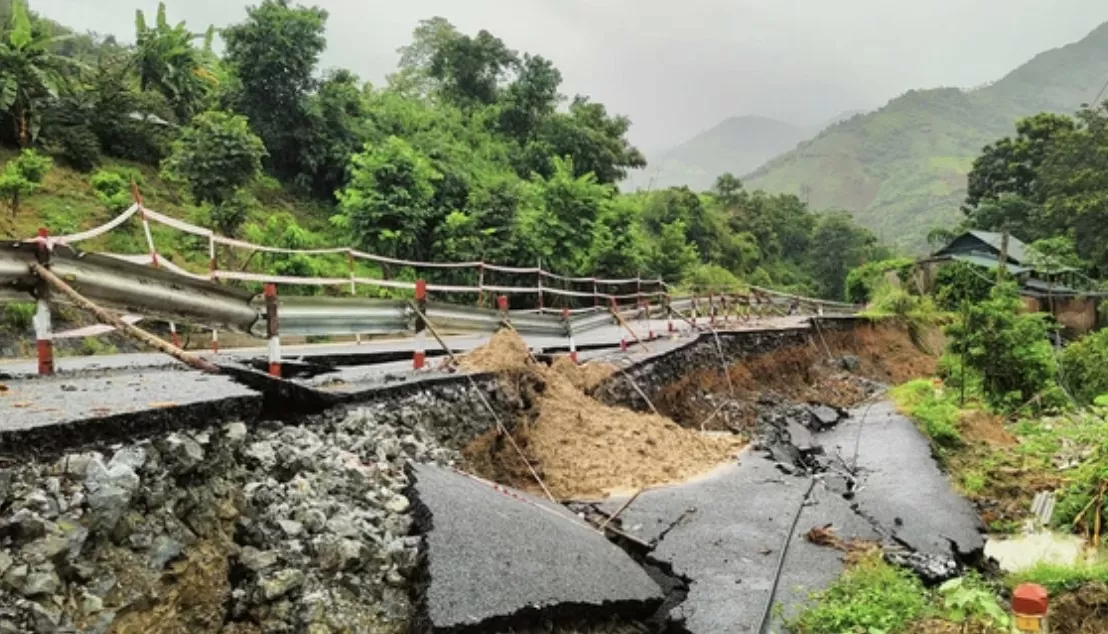 Toàn cảnh: Nhiều địa phương chìm trong biển nước, giao thông bị cô lập hoàn toàn