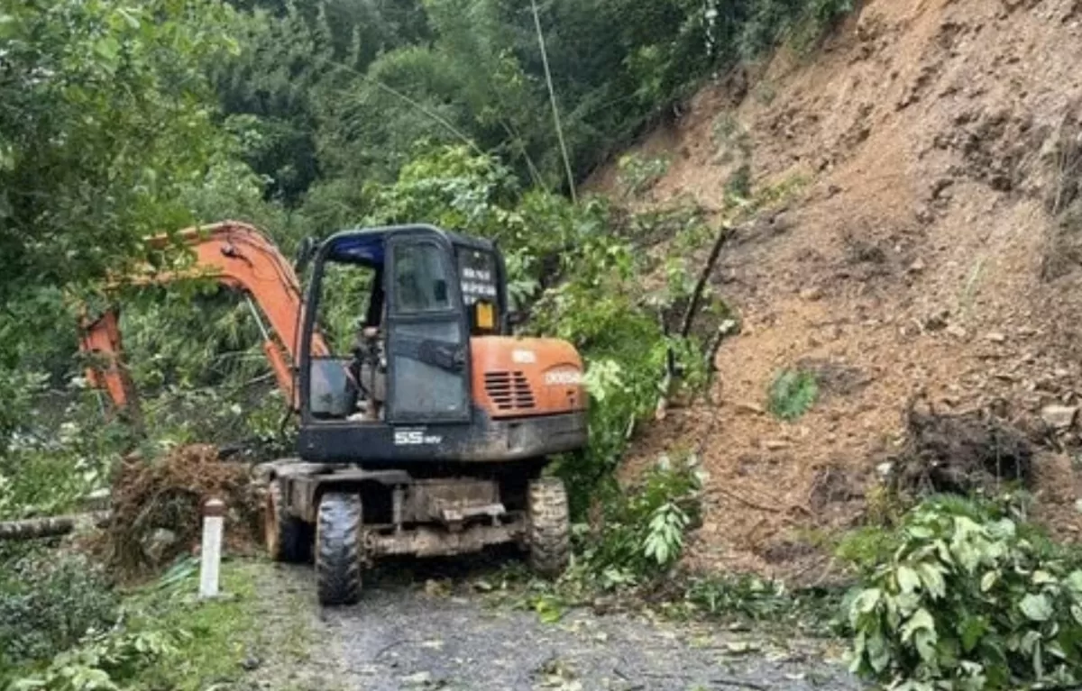 Toàn cảnh: Nhiều địa phương chìm trong biển nước, giao thông bị cô lập hoàn toàn