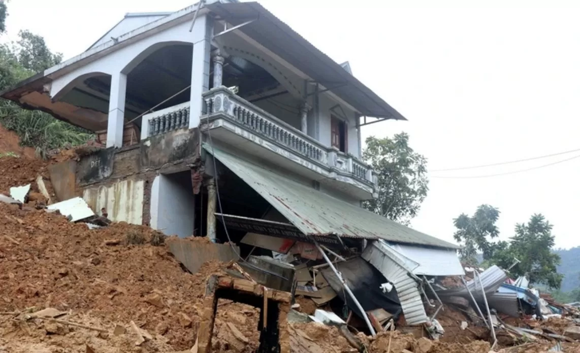 Toàn cảnh: Nhiều địa phương chìm trong biển nước, giao thông bị cô lập hoàn toàn