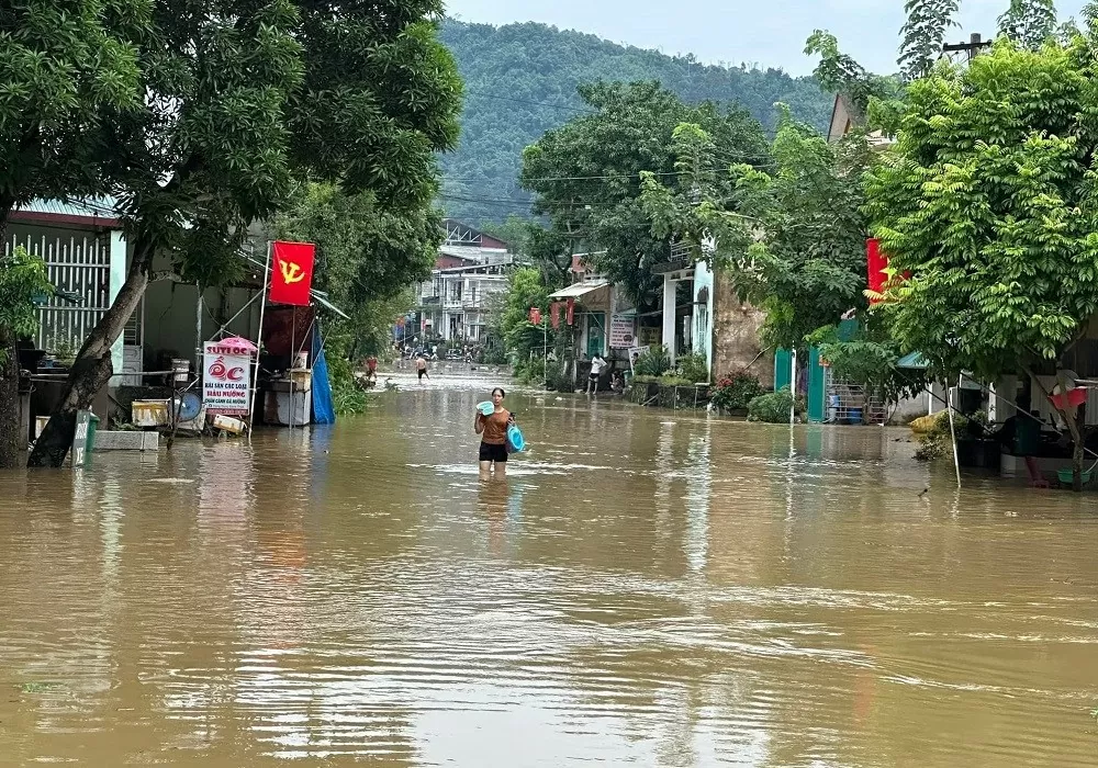 Tuyên Quang: Người dân Chiêm Hóa 'bì bõm' lội trong nước