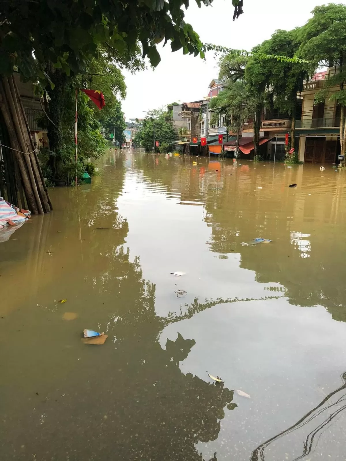 Tuyên Quang: Người dân Chiêm Hóa 'bì bõm' lội trong nước