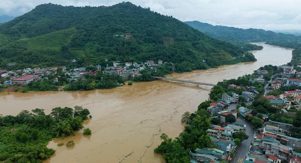 Tuyên Quang: Xả lũ thủy điện, người dân Chiêm Hóa 'bì bõm' lội trong nước