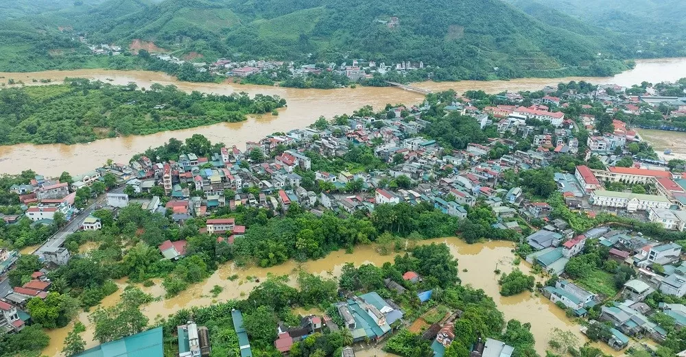 Tuyên Quang: Xả lũ thủy điện, người dân Chiêm Hóa 'bì bõm' lội trong nước