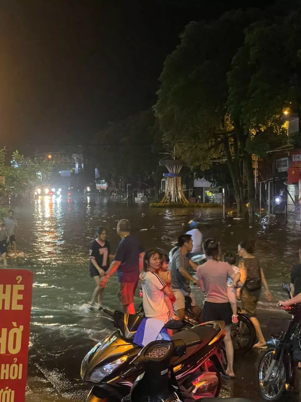 Tuyên Quang: Xả lũ thủy điện, người dân Chiêm Hóa 'bì bõm' lội trong nước