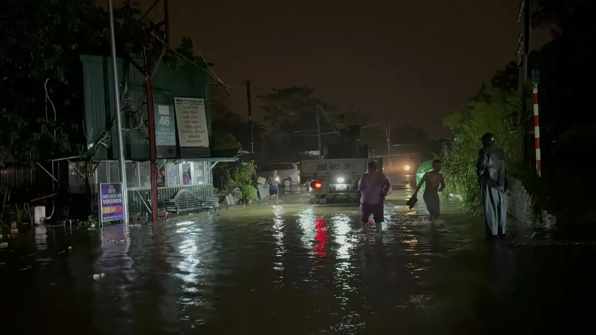 Nước sông Hồng dâng trong đêm, Hà Nội cảnh báo ngập lụt