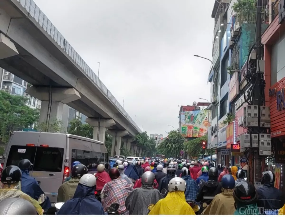 Giao thông Hà Nội sáng nay 10/9: Vừa mưa, vừa tắc đường