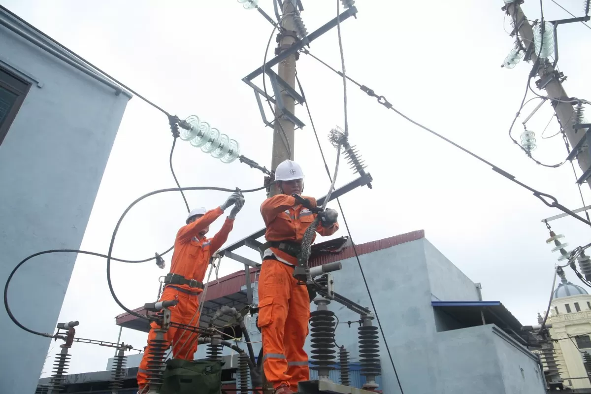 Điện lực Hải Phòng 'oằn mình", nỗ lực khắc phục nhanh các sự cố, cấp điện trở lại cho nhân dân