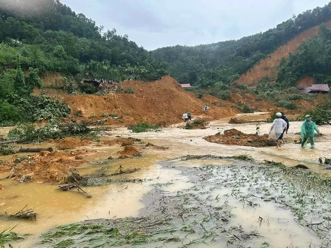 Vụ sạt lở ở Lục Yên, Yên Bái rạng sáng nay đã khiến gần chục người chết và mất tích (Ảnh: Bạn đọc cung cấp).