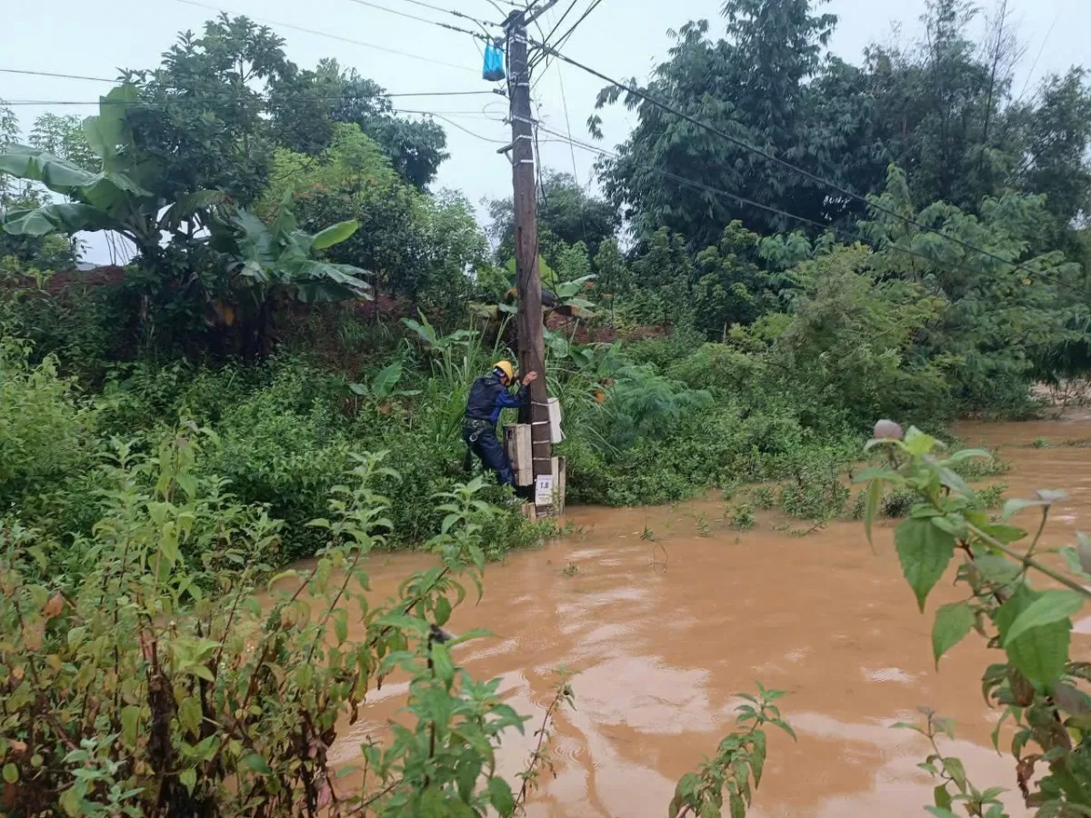 Điện lực nhiều địa phương vượt qua bão lũ khắc phục sự cố