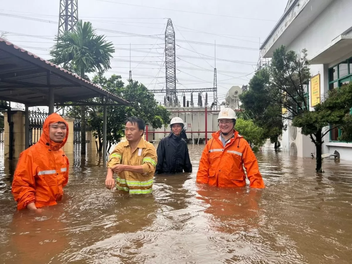 Điện lực nhiều địa phương vượt qua bão lũ khắc phục sự cố