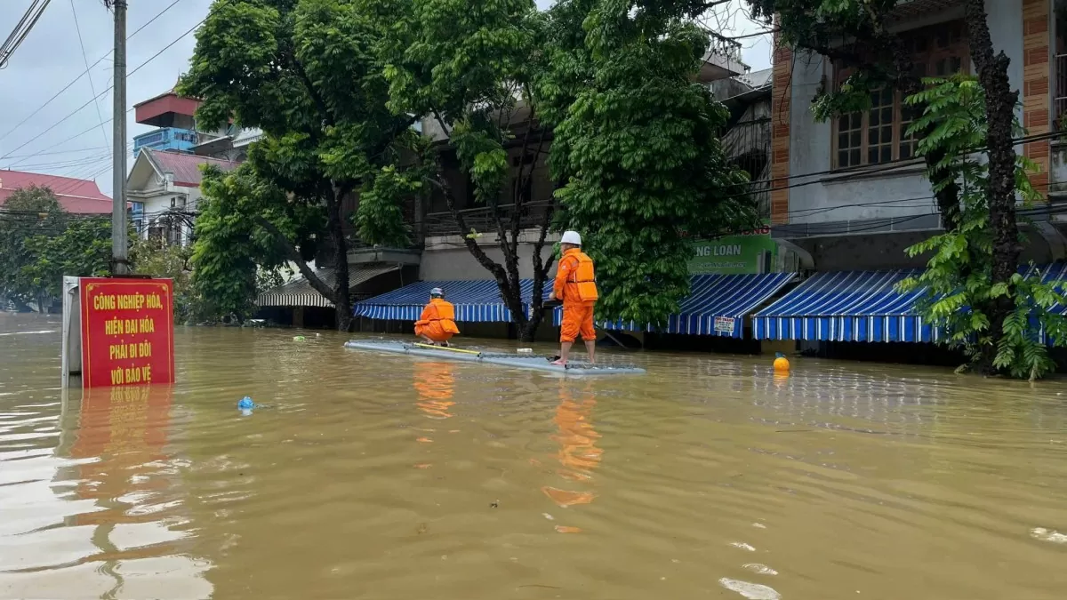 Điện lực nhiều địa phương vượt qua bão lũ khắc phục sự cố