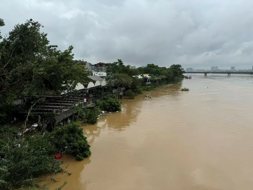 Tại khu vực phường Chương Dương, quận Hoàn Kiếm, Hà Nội (gần khu vực cầu Chương Dương) chỉ sau một đêm, mực nước sông Hồng dâng cao cả mét.