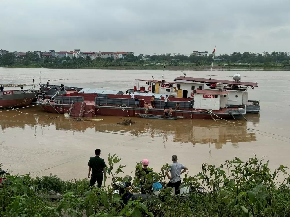 Một số người dân sống dưới bến sông phải di chuyển bằng thuyền khi nước sông Hồng dâng cao.