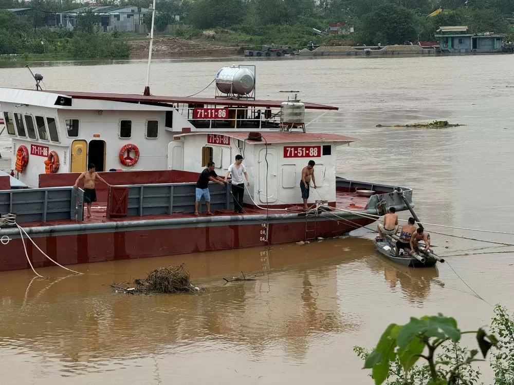 Người dân ven sông Hồng chật vật di chuyển sơ tán