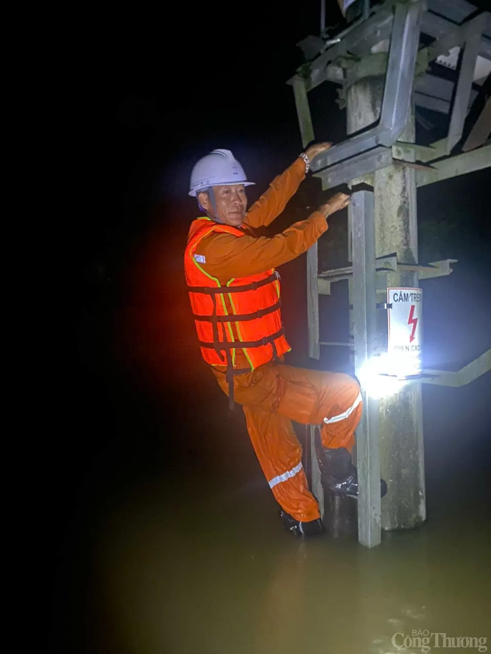 Điện lực Thái Nguyên dồn lực khắc phục sự cố lưới điện sau bão số 3 Điện lực Thái Nguyên dồn lực khắc phục sự cố lưới điện sau bão số 3