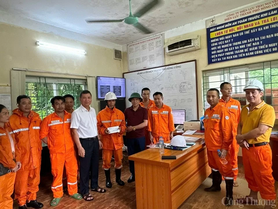 Điện lực Thái Nguyên dồn lực khắc phục sự cố lưới điện sau bão số 3 Điện lực Thái Nguyên dồn lực khắc phục sự cố lưới điện sau bão số 3