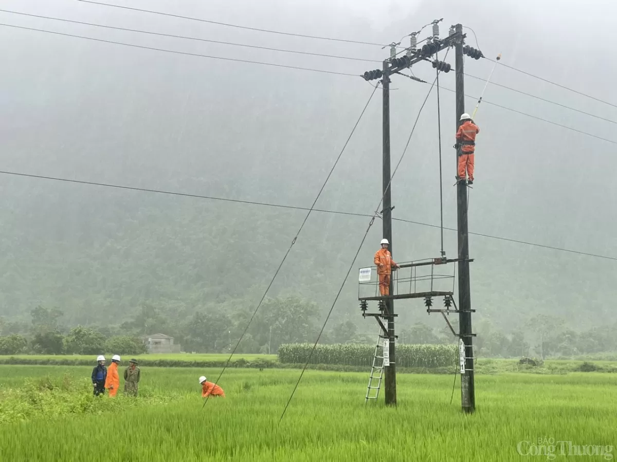 Điện lực Thái Nguyên dồn lực khắc phục sự cố lưới điện sau bão số 3 Điện lực Thái Nguyên dồn lực khắc phục sự cố lưới điện sau bão số 3