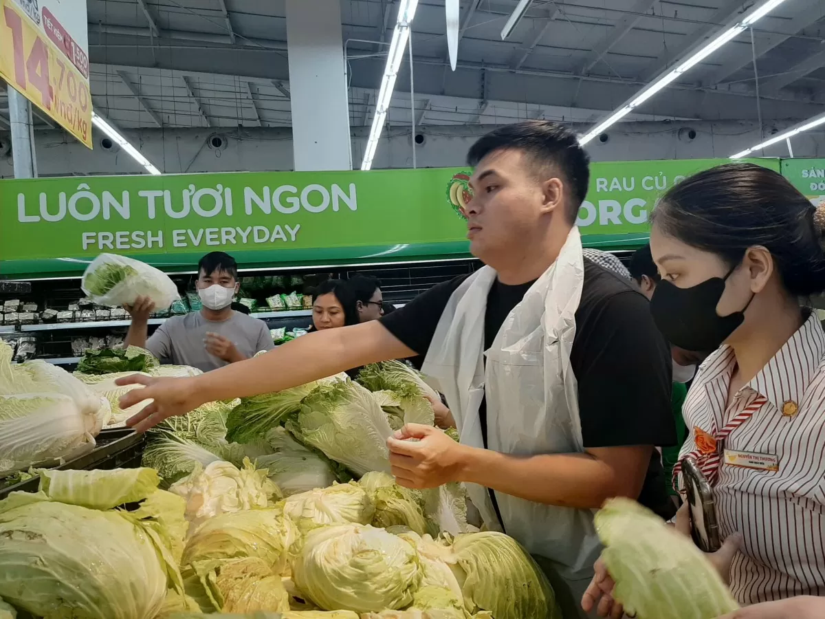 Hà Nội: Siêu thị liên tục 'vào hàng', đáp ứng nhu cầu thực phẩm tăng cao của người dân