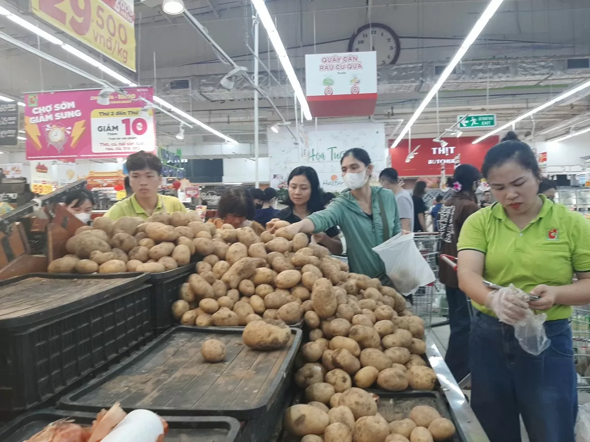 Hà Nội: Siêu thị liên tục 'vào hàng', đáp ứng nhu cầu thực phẩm tăng cao của người dân