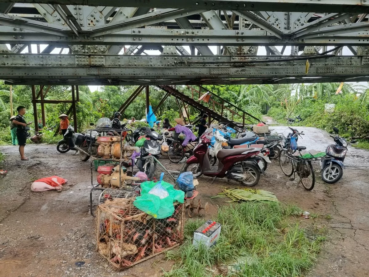 Cập nhật hình ảnh trực tiếp tình hình mưa lũ tại Hà Nội