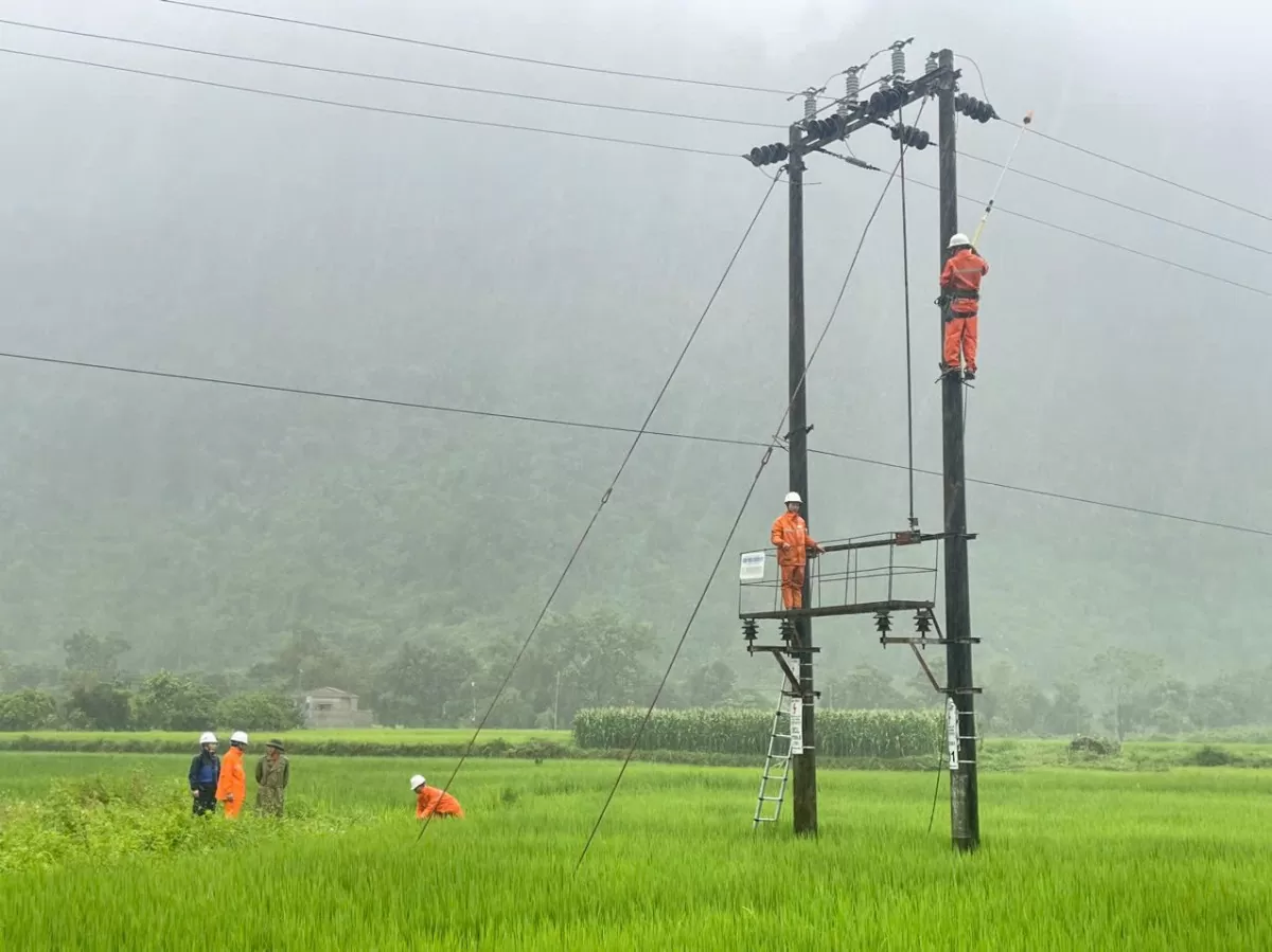 Điện lực nhiều địa phương vượt qua bão lũ khắc phục sự cố