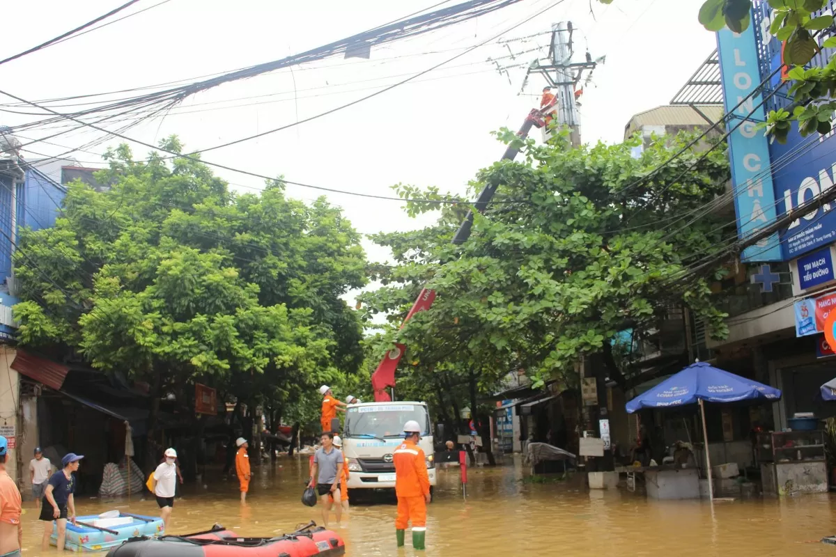 Điện lực nhiều địa phương vượt qua bão lũ khắc phục sự cố