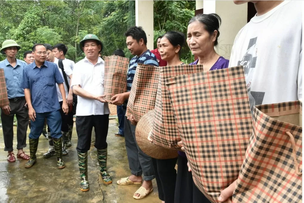 Phó Thủ tướng Hồ Đức Phớc tặng quà động viên người dân tỉnh Bắc Kạn. (Ảnh: baochinhphu.vn)