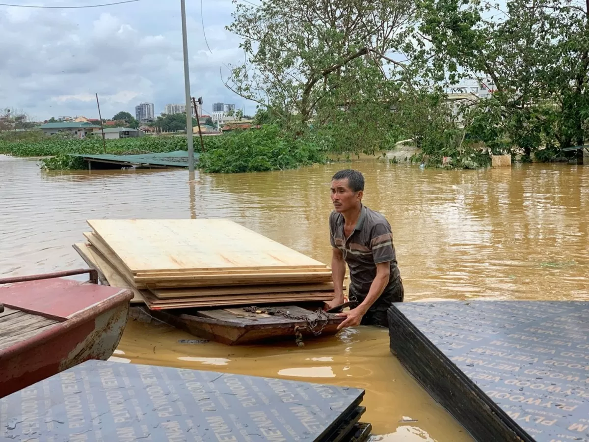 Hà Nội: Người dân bơi thuyền giữa phố để ... 'chạy lũ'