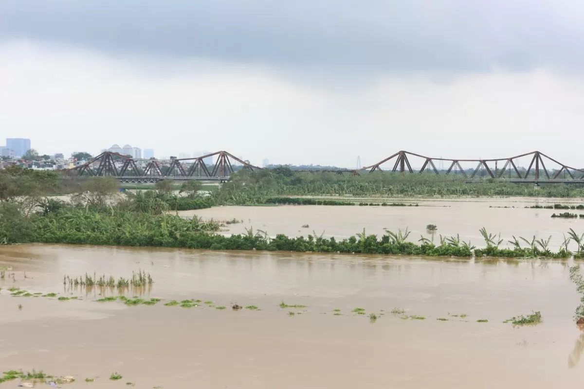 Hà Nội: Người dân bơi thuyền giữa phố để ... 'chạy lũ'