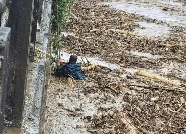 Chiến sĩ bị dòng lũ cuốn trôi đã may mắn được cứu sống. (Nguồn ảnh: Truyền hình Hà Nội)