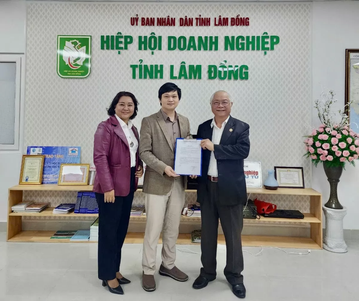 Chàng trai 8x lên phố núi Đà Lạt liên kết với các nông hộ trồng 100ha cà phê hữu cơ Chàng trai 8x lên phố núi Đà Lạt liên kết với các nông hộ trồng 100ha cà phê hữu cơ