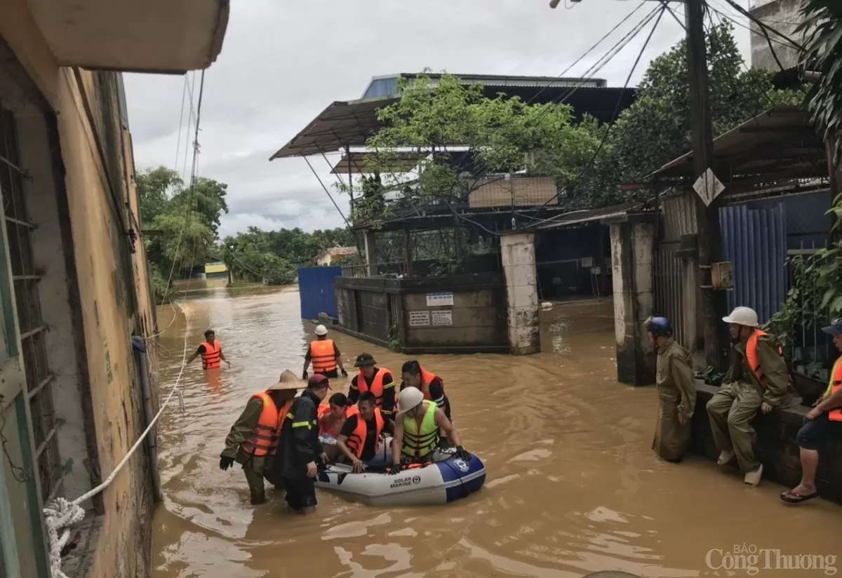 Chạy đua 'giải cứu' người dân khỏi rốn lũ ở Thái Nguyên