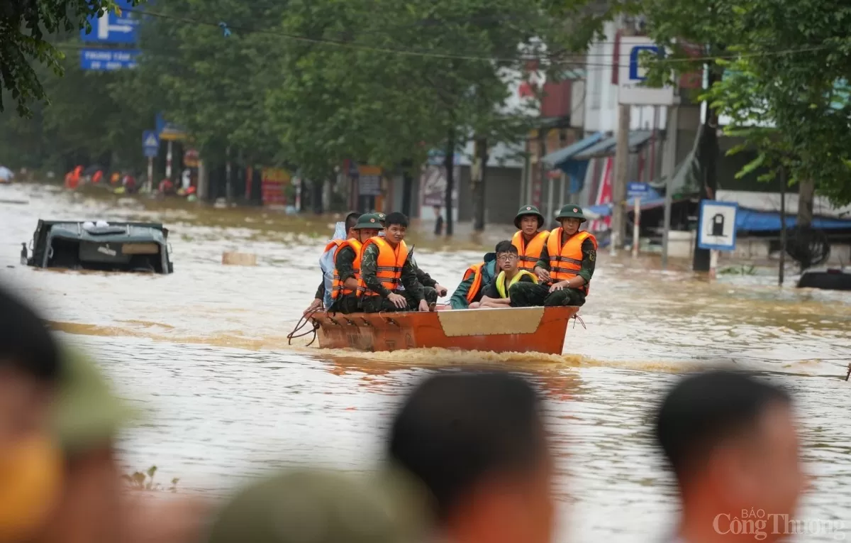 Chạy đua 'giải cứu' người dân khỏi rốn lũ ở Thái Nguyên