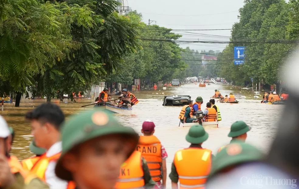 Chạy đua 'giải cứu' người dân khỏi rốn lũ ở Thái Nguyên Chạy đua 'giải cứu' người dân khỏi rốn lũ ở Thái Nguyên